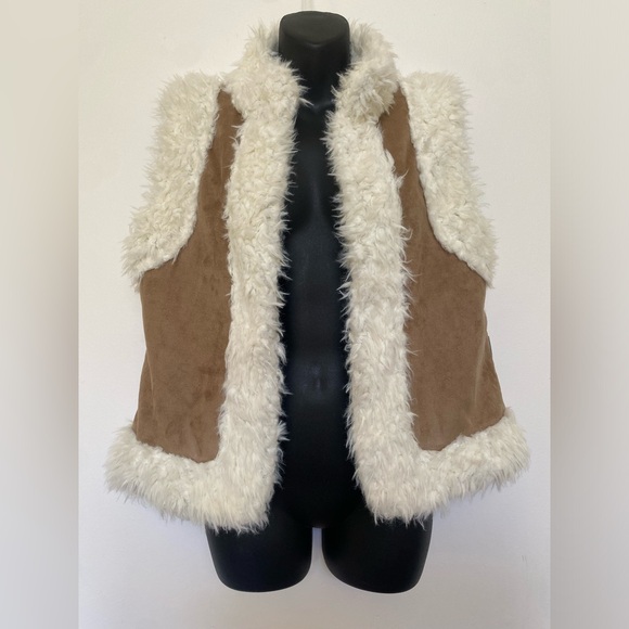 Old Navy Women's Fur trim vest size Medium - Picture 7 of 8